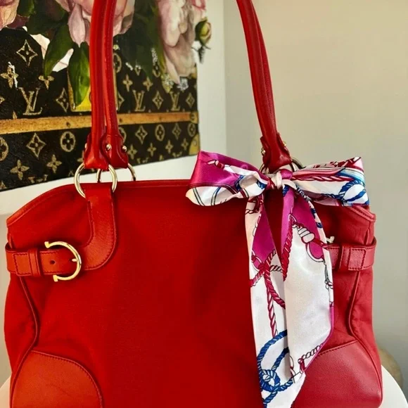 Salvatore Ferragamo Red Gancini Embossed
Shoulder Bag - Picture 6 of 13